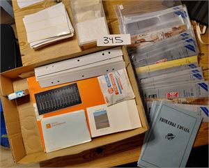 REKVISITA Diverse i eske. Har stått siden 90-tallet, så vi lover ikke kvaliteten på hengsler og klemlommer. Det er iallfall lys i begge lampene. Vekt 4,1 kilo