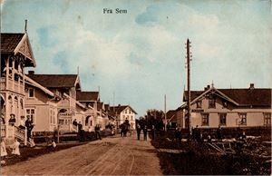 Vestfold Sem, gatemotiv. (Johannesen). Håndkolorert. Småf. farge. Stpl i 11. Pen brukskvalitet.