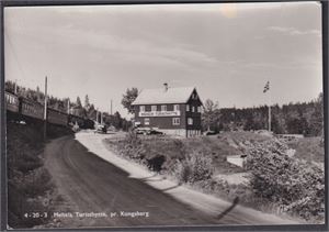 Meheia Turisthytte,  (Norman 4-20-3) med tog på stasjonen.  St. Oslo-Brevik A 5-11-62 T 501, sendt til Jevnaker