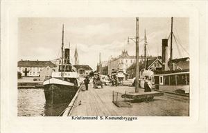 Agder Kristianssand, Kommunebryggen m/DS Jona (K.nr 241356). Småf. s/hv. Stpl. Christianssand S 27-IV-13. Pen kvalitet.