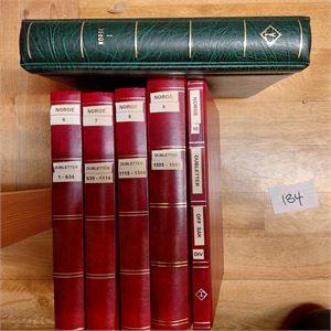 Omtrent tom LT album uten lommer til 1975 og 5 dublettbøker. Vekt 10 kilo