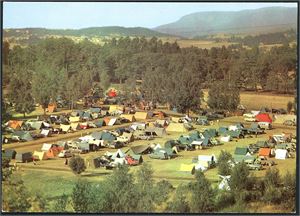 Ca 450 stedskort, hvor nær halvparten er i småformat. Mye Kristianai/Oslo. Mye sentrum.