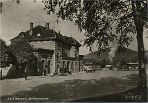Postkort jernbane LILLEHAMMER stasjon (OP) gatesiden A6 s/h (Oppi 146) ubrukt