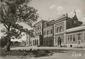 Postkort jernbane KRISTIANSAND S stasjon, gatesiden (VA) A6 s/h (Oppi 199) brukt 1955