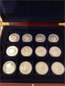 Eske med 15 sølvmedaljer "Leve Norge 2005"  i kapsler med forskjellige motiver relatert til norsk historie, kvalitet proof, hver medalje er 33,7 gram .925 sølv.  (Over 500 gram sølv)    ( Omregent gir dette 468 gram rent sølv !)