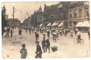KRISTIANSAND (Køhn). Viser masse mennesker og syklister med banner "STØT NORSKE VARER" på ryggen. Ser ut som et syklende demonstrasjonstog. Ubrukt med noe mørk bakside