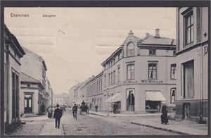 Drammen. Storgaten (JHKü)  Artig gatemotiv med W.C.Möller  brukt, frim. Fjernet