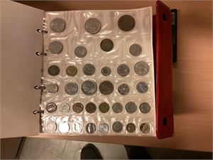 Utland Album med masse utenlandske mynter ca 3,5 kg.