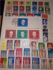 CEPT/EUROPA En enorm Samling 1965-2001stemplet CEPT i to store innstikkssalbum.  Samlingen fremstår komplett på hovednummer, samt at det er bortimot komplett på tjenestemerker. I tillegg er det meget godt besatt på bi-områder innenfor CEPT.  EFTA og Norden er også så godt som komplett.  Katalogverdi ligger et sted mellom 15 og 20.000 EURO !