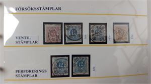 SVERIGE, stämplar: samling postställen, postombud, järnväg, ångbåt mm i visiralbum. Över 1200 stämplar, läsbara till