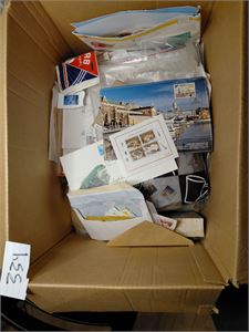 Masse rot, innstikksbøker, esker og junioralbum + konvoluttene fra et mange år abonnement hos Norfrim. Vekt 8,2 kilo