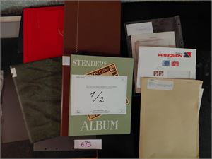 DANMARK Døsdbokasse med dubletter i poser og 3 innstikksbøker, restesamling og Safe perm med mange merker i små plansjer. Vekt 6,1 kilo