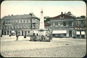 Fredrikhald 1903. Overrekkelseskort, brukt i 1904. Fortsatt gull på kanten rundt. K-1