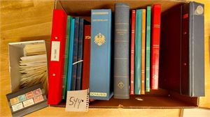 Tusenvis av merker i innstikksbøker og samlinger, posearkiv Norge, flere samlinger Tyskland inkl stor samling BRD 1949-90 i album ++. Vekt 17,6 kilo