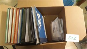 USA Samling med få merker, eldre og nytt inkl litt Canal Zone. Også 6 dublettbøker, fotoalbum med noen FDC og helsaker + noen kort. Vekt 7,6 kilo