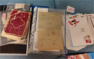 Kasse med 3 permer FDC + løse, noen årssett, brev, gamle albumark, deriblant noe gammelt utland i sørgelig kvalitet. Vekt 11,2 kilo