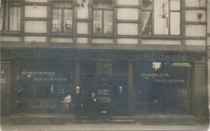 Drammen. Fotokort Strømsø, Sigv. Dilleruds Møbelutsalg (UB) motiv med butikken og 2 ekspeditører