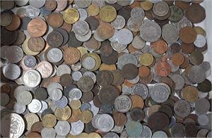 HELA VÄRLDEN, parti äldre-modernt från många länder. Härlig blandning och mycket att gå igenom! (Cirka 2.2kg)