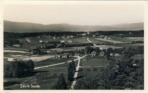 Vestfold Sande, Selvik (Ingen utgiverinfo). Småf. s/hv. UB. Minimal kant slitasje, god kvalitet.