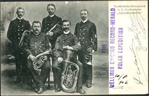 77, Spitsbergen e 15. A Poscard with the "Norddeutsches Blasquintett" from the "Lustjacht Oihonna", with the privar "postmark" "The Wellman Chicago Record-Herald Polar Expedition". The other side with Norwegian 10 øre , cancelled "Hammerfest 22.8.06" and a green 5 øre Spitsbergen-label cancelled "Virgo Hafen Spitzbergen 16. Aug 06". The card with a small scratch on top.