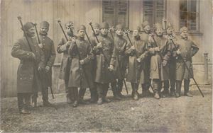 Drammen - fotokort 12 væktere i uniform fremfor hus.