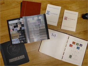 SVERIGE o samling på Schaubek ark til 1981 uten de store gleder, annen restesamling, 3 dublettbøker og 2 håndbøker, vekt 7,7 kilo