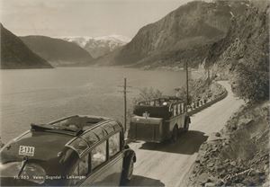 Postkort kjøretøyer SOGNDAL-LEIKANGER med to åpne busser S-136 og S-294 (SF) A6 s/h (Normann 15-753) st. Bergensbanens Nattog I 19.7.39