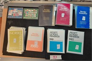 POSTENS ÅRSSETT 1974-75 x1, 1976 x2, 1977-80 x12, 1981 x9 og 1982 x1. Kostpris 1976 kroner da de ble kjøpt på Posten. Vekt 3 kilo
