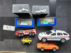 MODELLBILER 8 stk i eske. Noen i originalemballasjen. Vekt 1,7 kilo