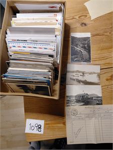 BREV OG KORT Skoeske med noen hundre enheter, en del småformat kort og en del moderne filateliprodukter av brevene. Vekt 2,5 kilo
